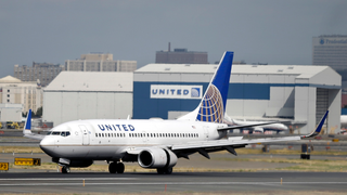 United Airlines pierde $800 millones de valor en bolsa después de echar a la fuerza al pasajero de un avión